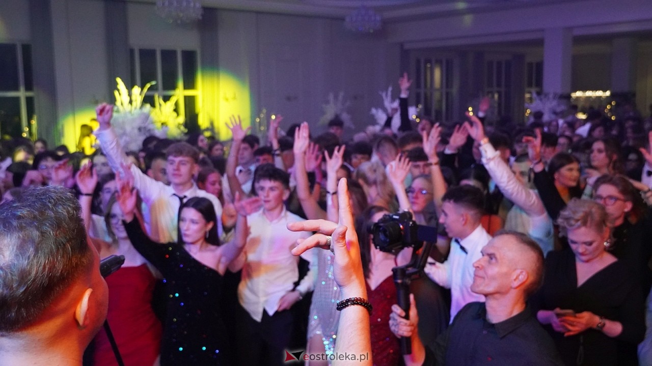 Piękni i Młodzi na studniówce II LO Ostrołęka [10.01.2026] - zdjęcie #50 - eOstroleka.pl