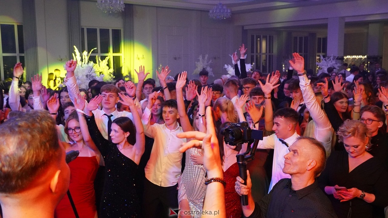 Piękni i Młodzi na studniówce II LO Ostrołęka [10.01.2026] - zdjęcie #49 - eOstroleka.pl