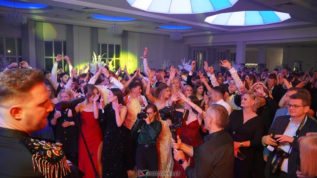 Piękni i Młodzi na studniówce II LO Ostrołęka [10.01.2026] - zdjęcie #47 - eOstroleka.pl