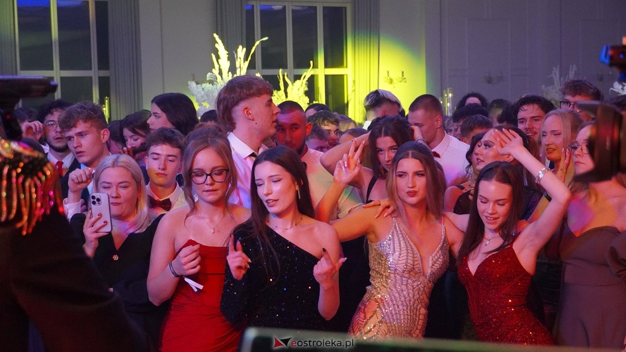 Piękni i Młodzi na studniówce II LO Ostrołęka [10.01.2026] - zdjęcie #44 - eOstroleka.pl