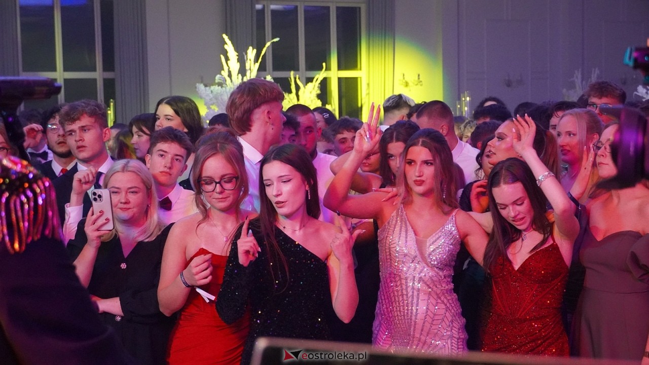 Piękni i Młodzi na studniówce II LO Ostrołęka [10.01.2026] - zdjęcie #43 - eOstroleka.pl