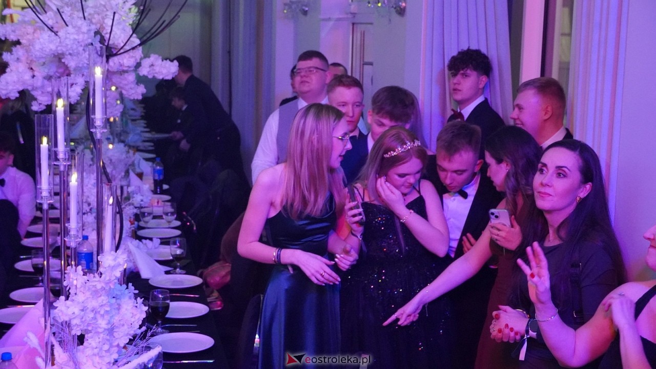 Piękni i Młodzi na studniówce II LO Ostrołęka [10.01.2026] - zdjęcie #40 - eOstroleka.pl