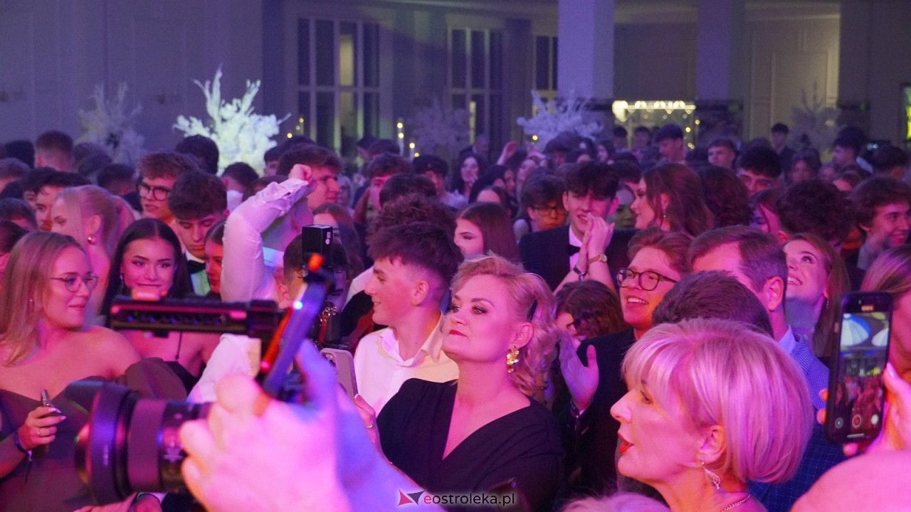Piękni i Młodzi na studniówce II LO Ostrołęka [10.01.2026] - zdjęcie #38 - eOstroleka.pl