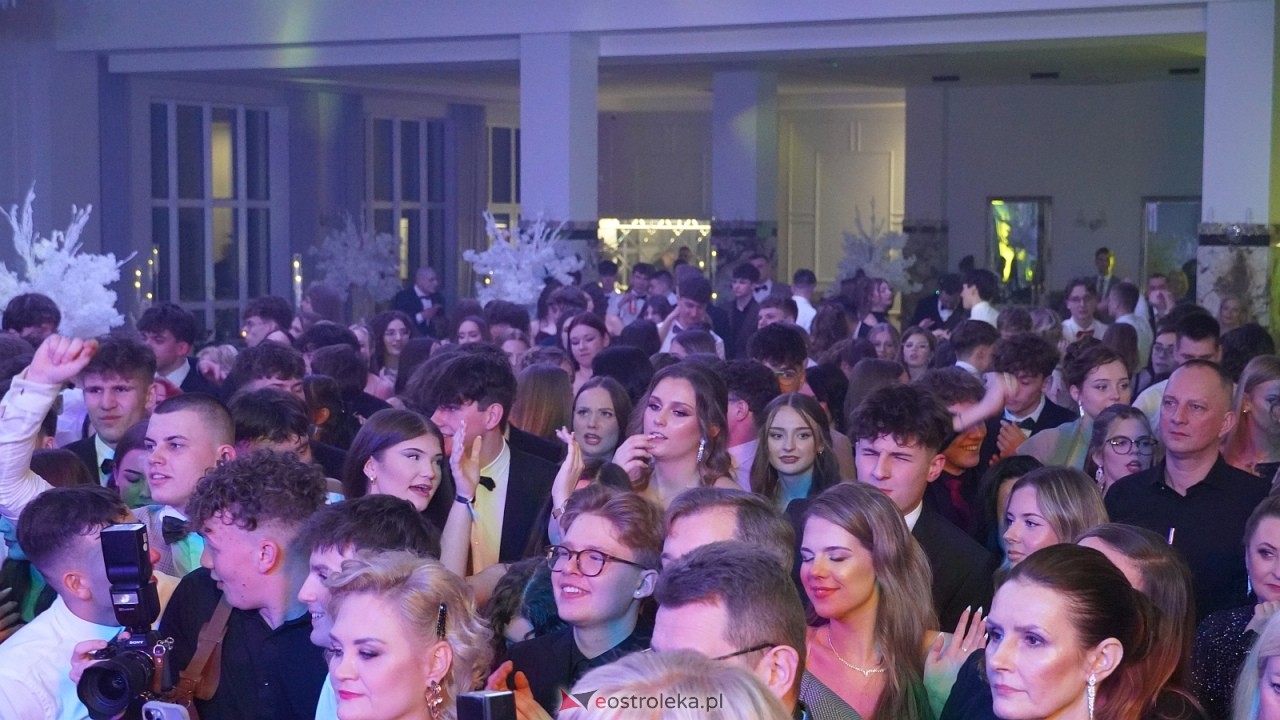 Piękni i Młodzi na studniówce II LO Ostrołęka [10.01.2026] - zdjęcie #37 - eOstroleka.pl