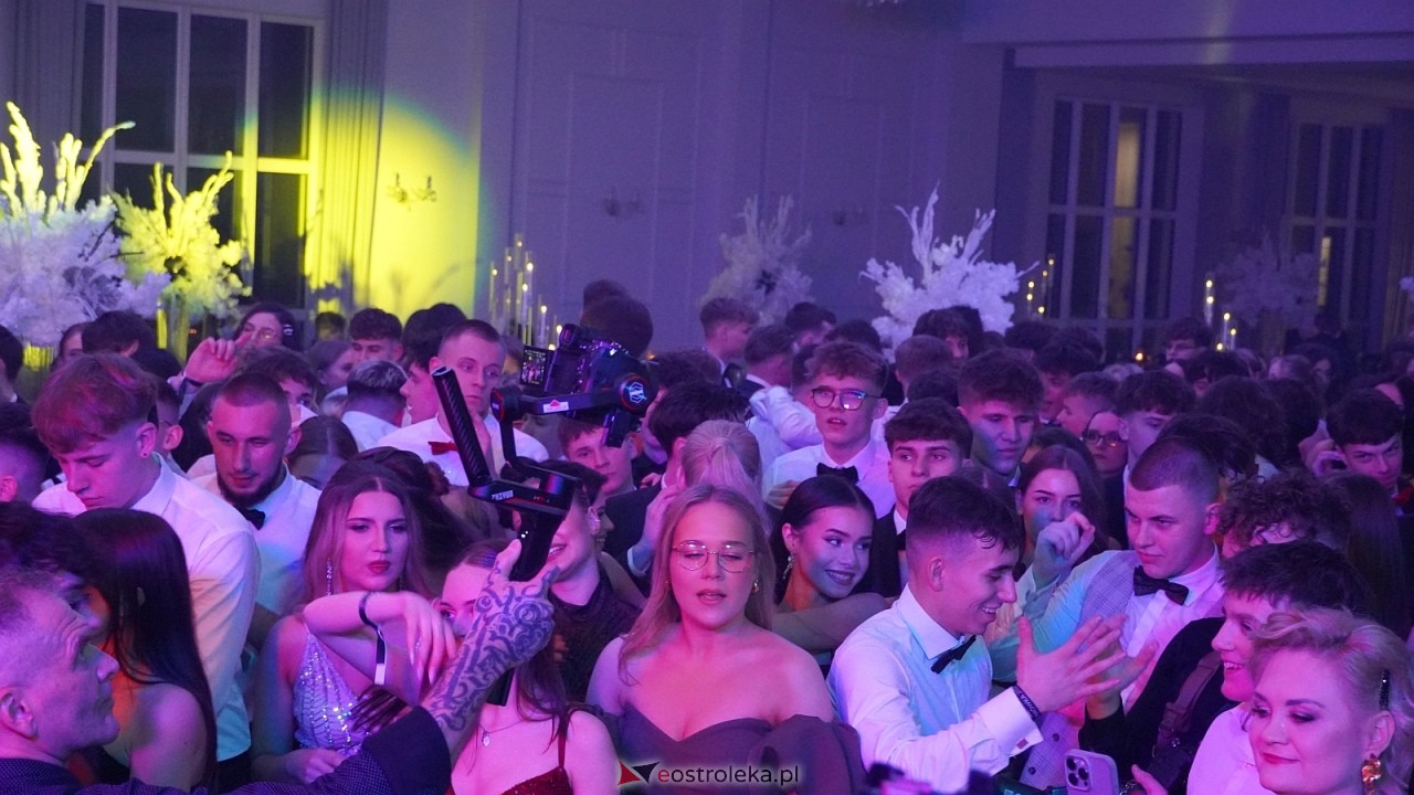 Piękni i Młodzi na studniówce II LO Ostrołęka [10.01.2026] - zdjęcie #35 - eOstroleka.pl
