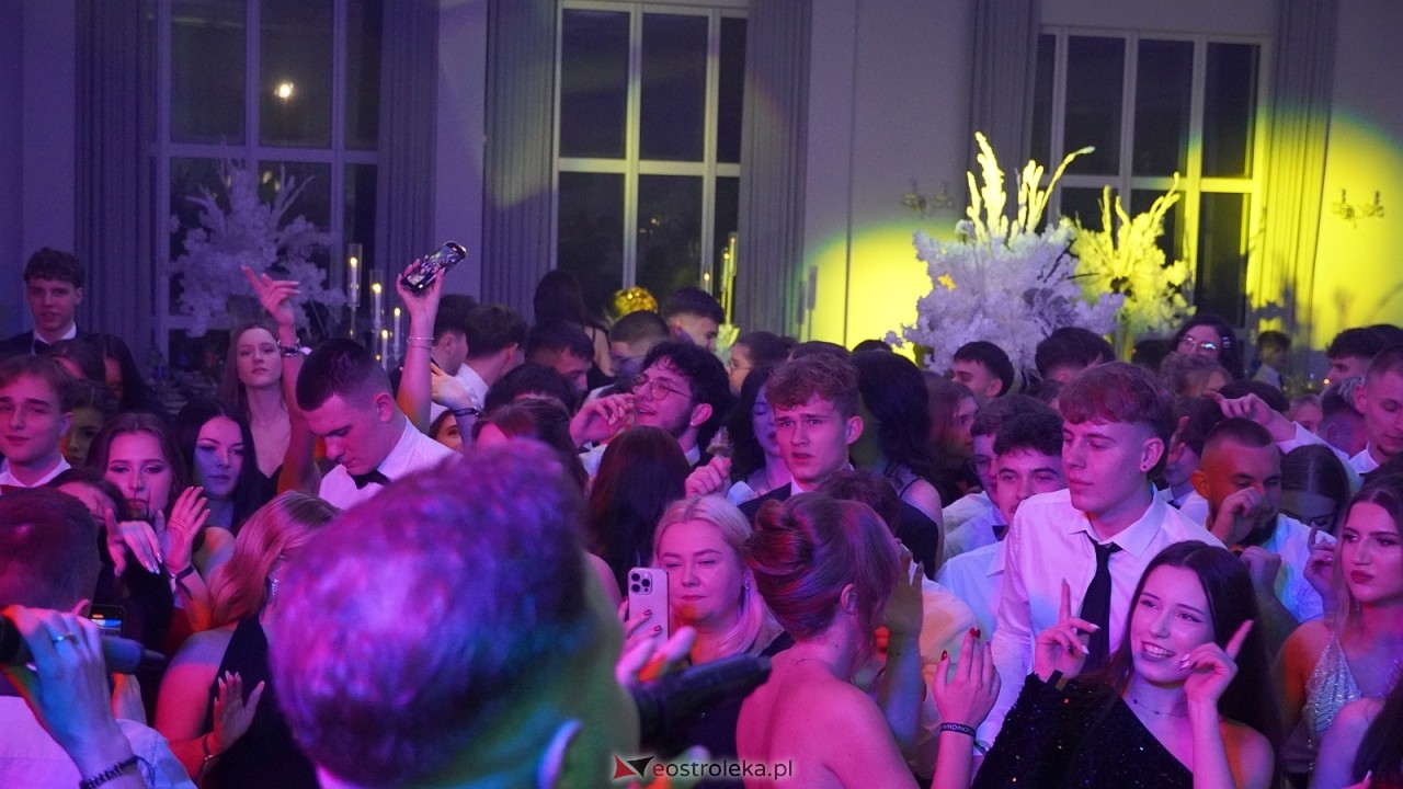 Piękni i Młodzi na studniówce II LO Ostrołęka [10.01.2026] - zdjęcie #33 - eOstroleka.pl