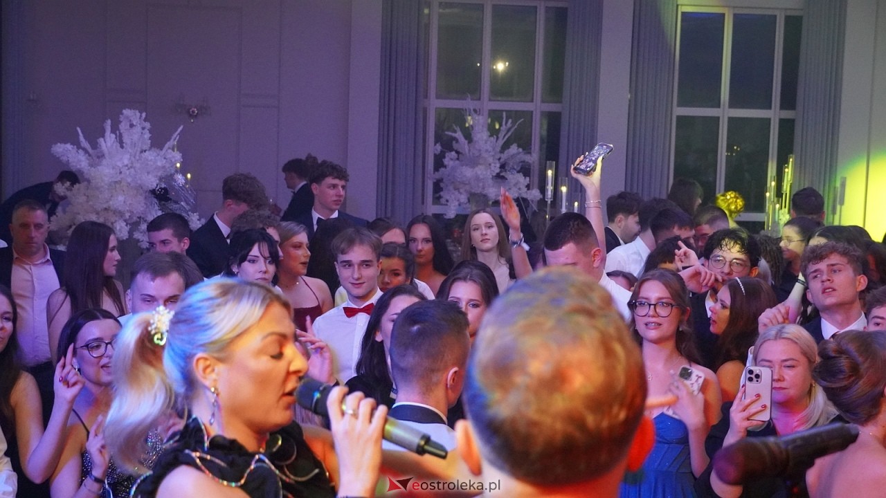 Piękni i Młodzi na studniówce II LO Ostrołęka [10.01.2026] - zdjęcie #32 - eOstroleka.pl
