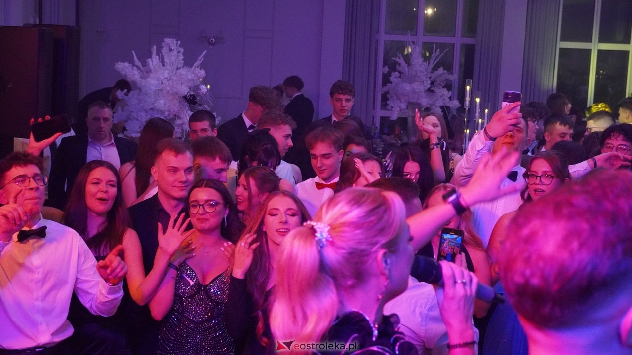 Piękni i Młodzi na studniówce II LO Ostrołęka [10.01.2026] - zdjęcie #31 - eOstroleka.pl