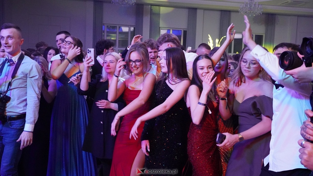 Piękni i Młodzi na studniówce II LO Ostrołęka [10.01.2026] - zdjęcie #28 - eOstroleka.pl