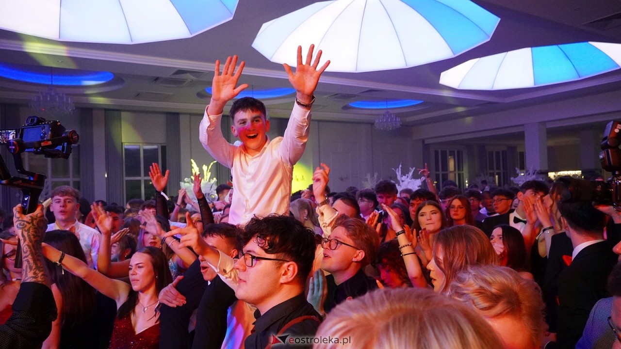 Piękni i Młodzi na studniówce II LO Ostrołęka [10.01.2026] - zdjęcie #20 - eOstroleka.pl