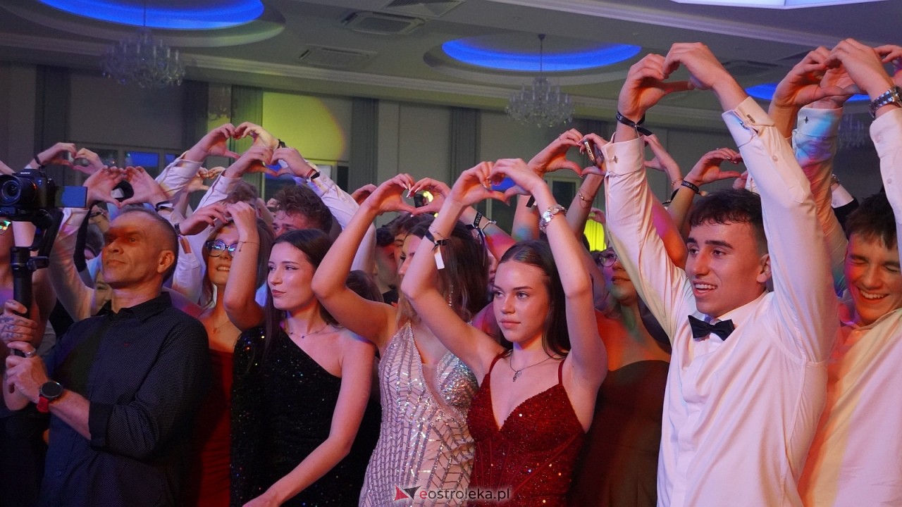 Piękni i Młodzi na studniówce II LO Ostrołęka [10.01.2026] - zdjęcie #18 - eOstroleka.pl