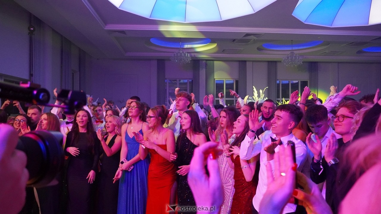 Piękni i Młodzi na studniówce II LO Ostrołęka [10.01.2026] - zdjęcie #15 - eOstroleka.pl
