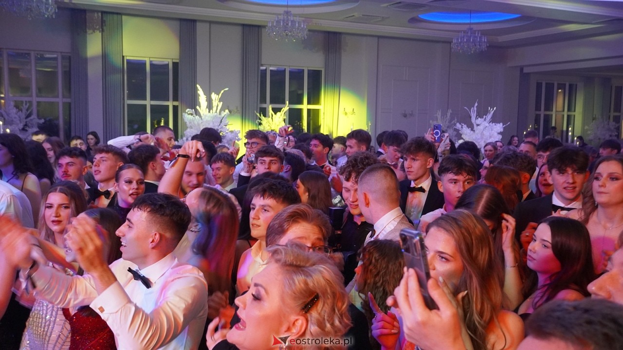 Piękni i Młodzi na studniówce II LO Ostrołęka [10.01.2026] - zdjęcie #11 - eOstroleka.pl