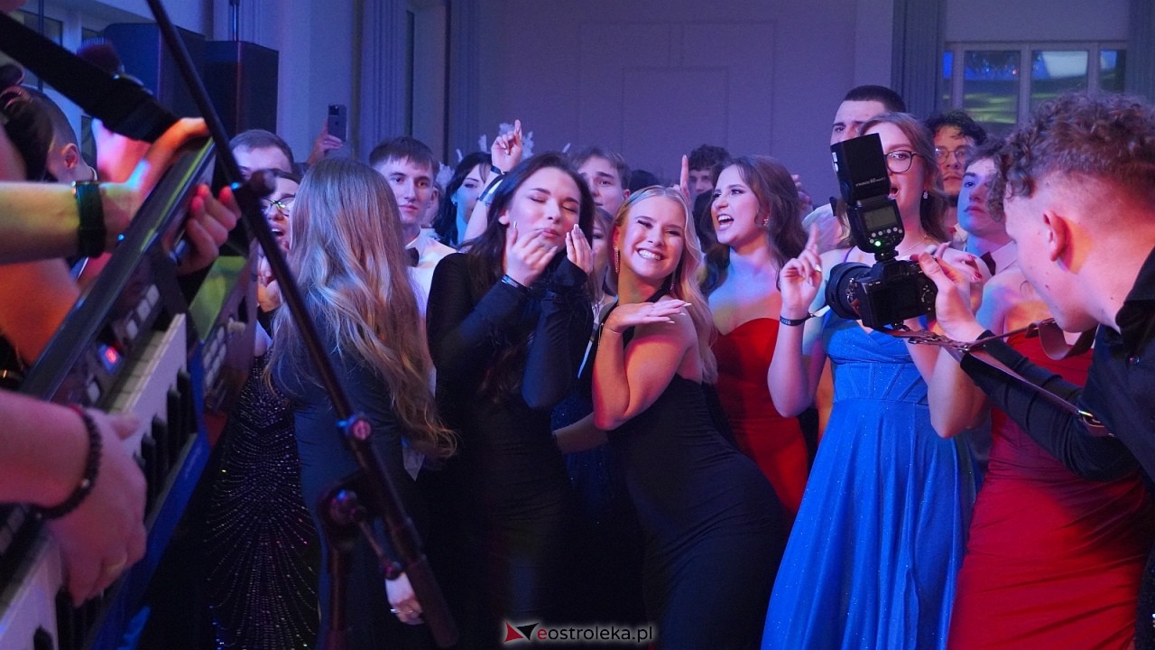 Piękni i Młodzi na studniówce II LO Ostrołęka [10.01.2026] - zdjęcie #8 - eOstroleka.pl