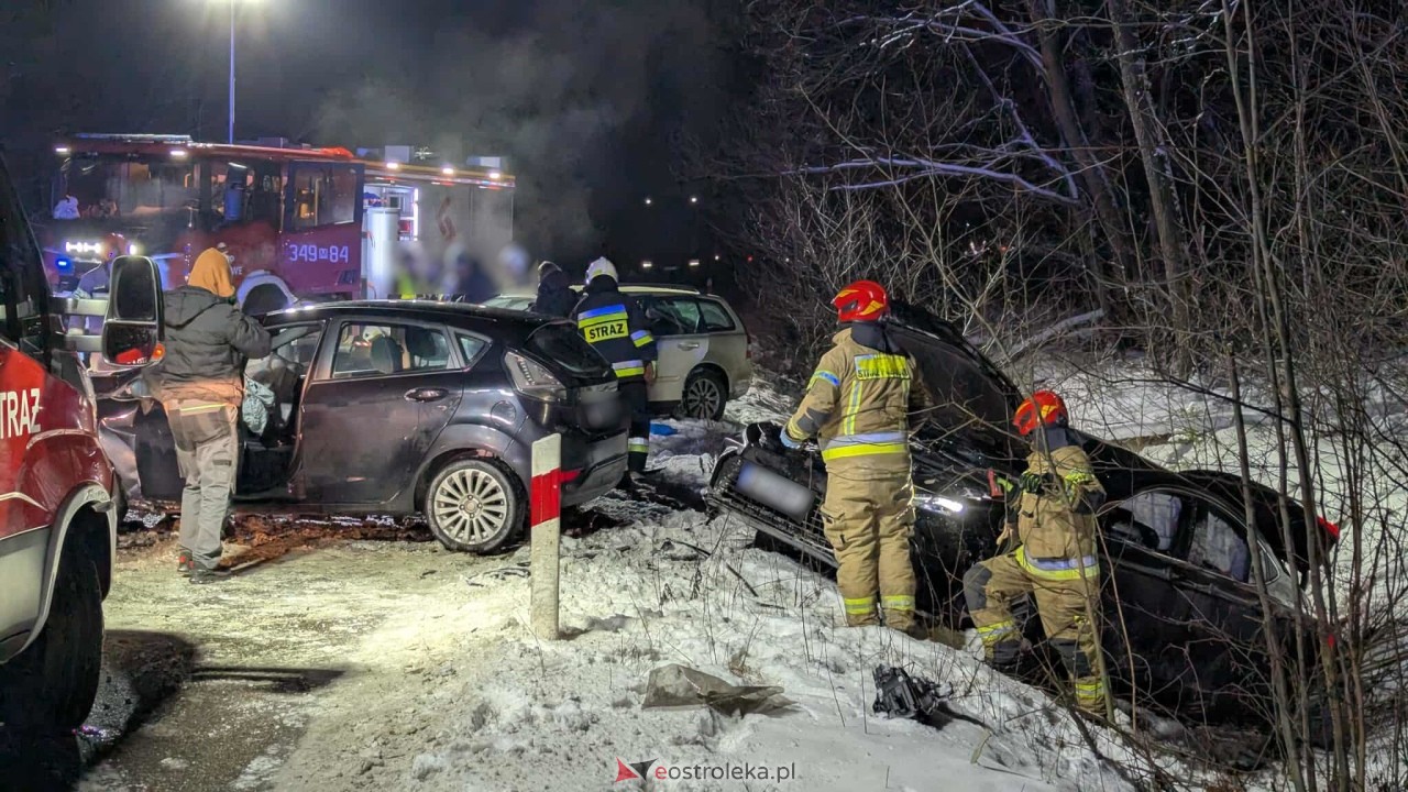 Wypadek na trasie Ostrołęka - Goworowo. Zderzenie kilku aut w Czarnowcu [12.01.2026] - zdjęcie #15 - eOstroleka.pl