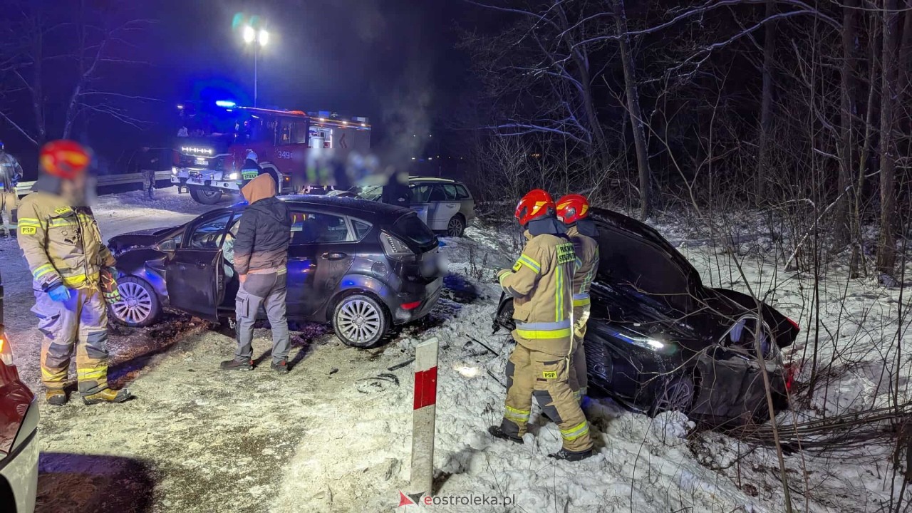 Wypadek na trasie Ostrołęka - Goworowo. Zderzenie kilku aut w Czarnowcu [12.01.2026] - zdjęcie #14 - eOstroleka.pl