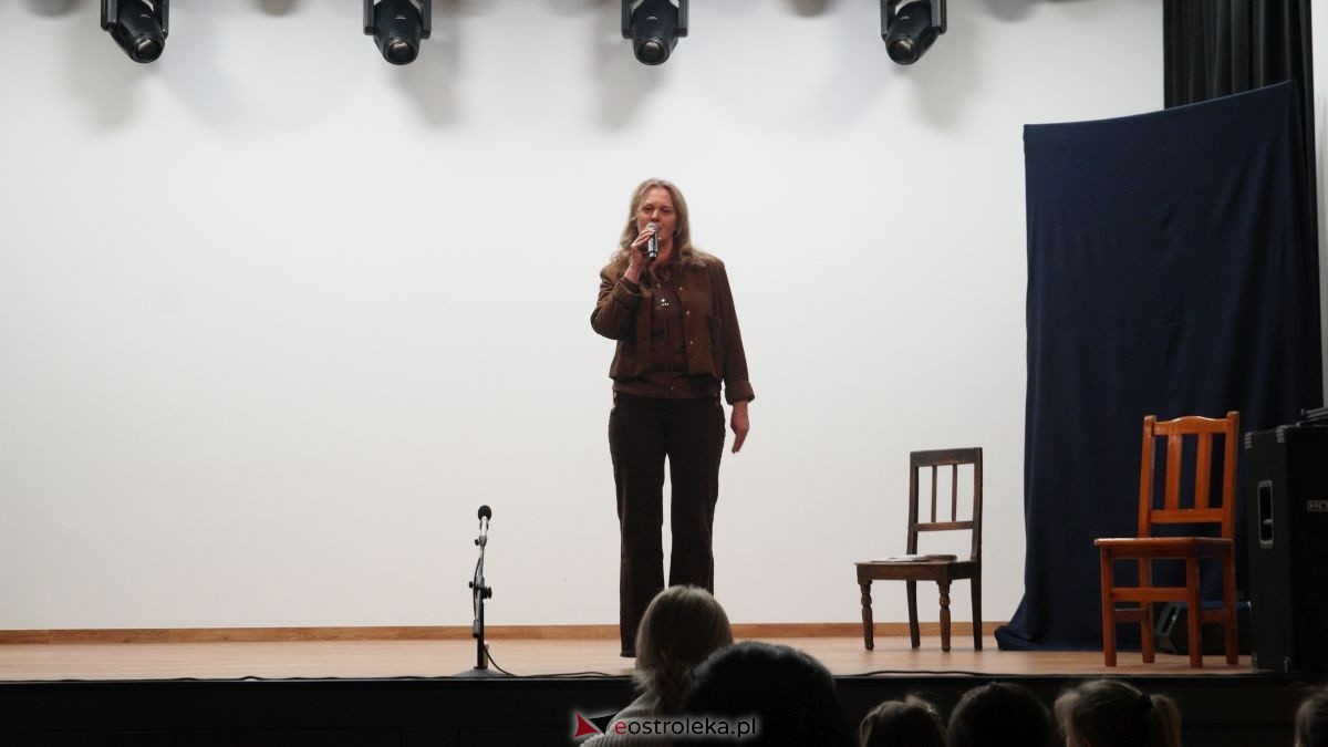 Uczniowie z Obierwi zagrali dla Filipa z Olszewki. Spektakl „Aniołek w klatce” [13.01.2025] - zdjęcie #54 - eOstroleka.pl