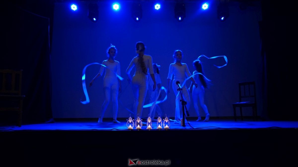 Uczniowie z Obierwi zagrali dla Filipa z Olszewki. Spektakl „Aniołek w klatce” [13.01.2025] - zdjęcie #49 - eOstroleka.pl