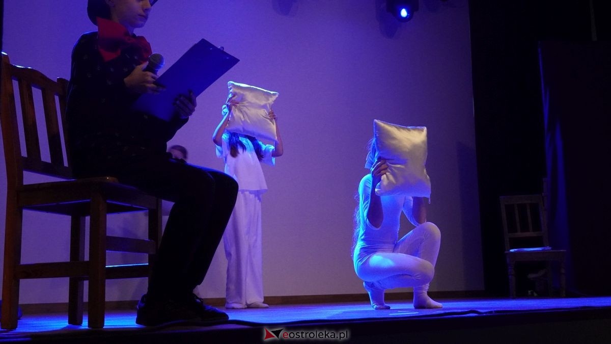 Uczniowie z Obierwi zagrali dla Filipa z Olszewki. Spektakl „Aniołek w klatce” [13.01.2025] - zdjęcie #42 - eOstroleka.pl