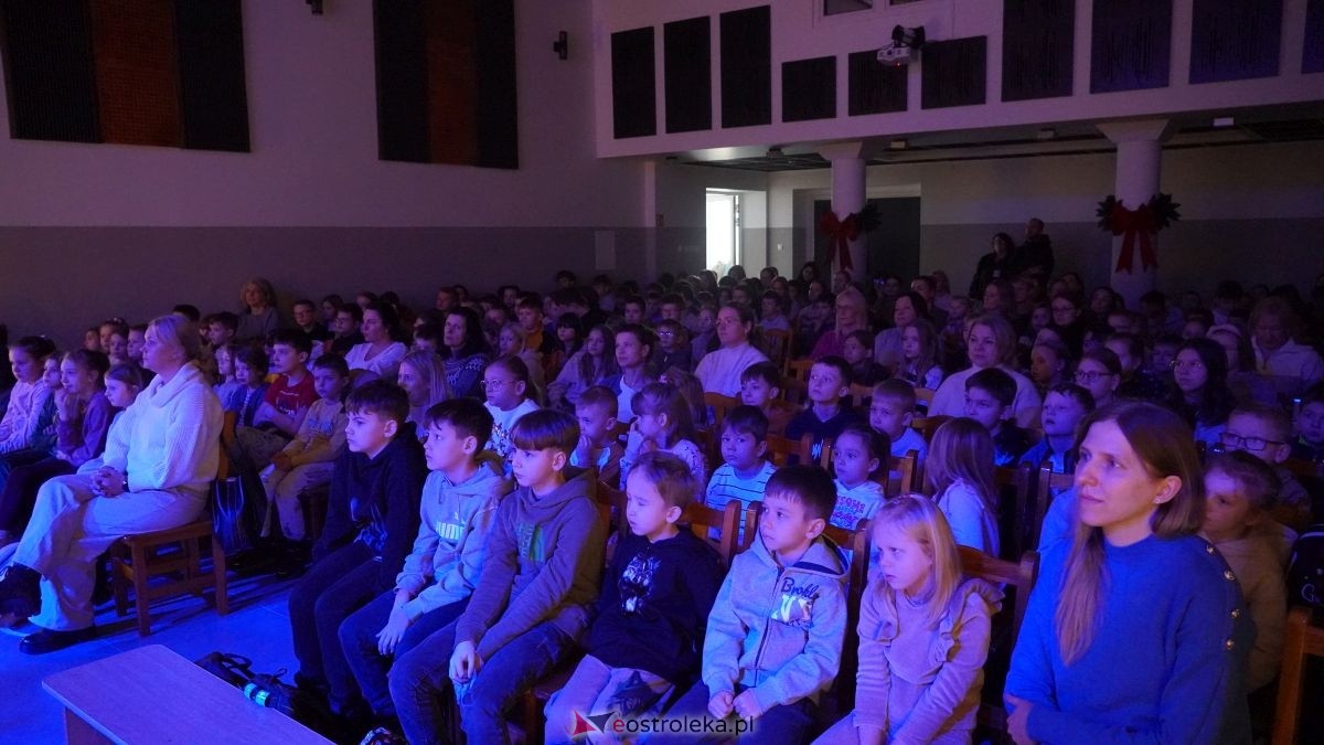 Uczniowie z Obierwi zagrali dla Filipa z Olszewki. Spektakl „Aniołek w klatce” [13.01.2025] - zdjęcie #39 - eOstroleka.pl