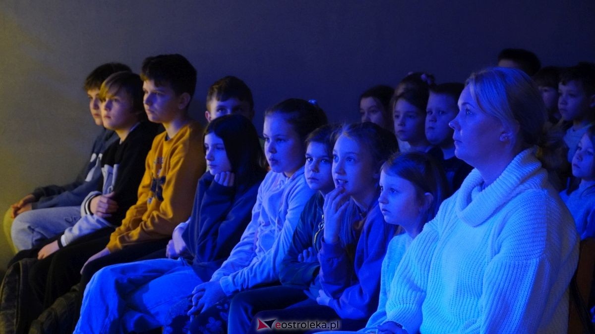 Uczniowie z Obierwi zagrali dla Filipa z Olszewki. Spektakl „Aniołek w klatce” [13.01.2025] - zdjęcie #38 - eOstroleka.pl