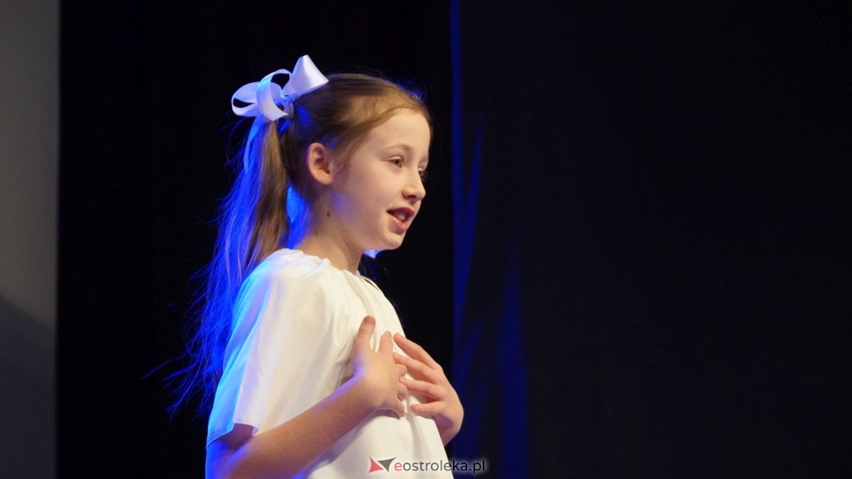 Uczniowie z Obierwi zagrali dla Filipa z Olszewki. Spektakl „Aniołek w klatce” [13.01.2025] - zdjęcie #34 - eOstroleka.pl