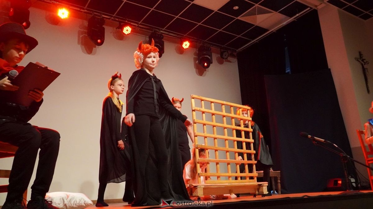 Uczniowie z Obierwi zagrali dla Filipa z Olszewki. Spektakl „Aniołek w klatce” [13.01.2025] - zdjęcie #32 - eOstroleka.pl