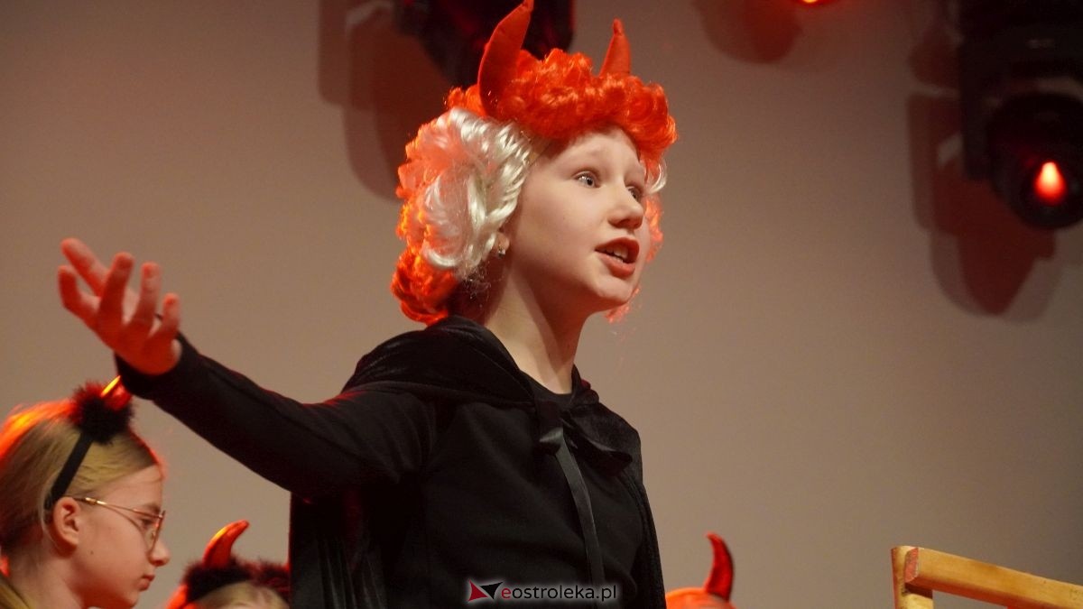 Uczniowie z Obierwi zagrali dla Filipa z Olszewki. Spektakl „Aniołek w klatce” [13.01.2025] - zdjęcie #31 - eOstroleka.pl