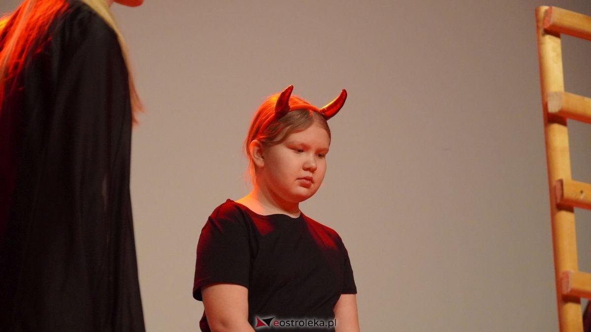 Uczniowie z Obierwi zagrali dla Filipa z Olszewki. Spektakl „Aniołek w klatce” [13.01.2025] - zdjęcie #30 - eOstroleka.pl
