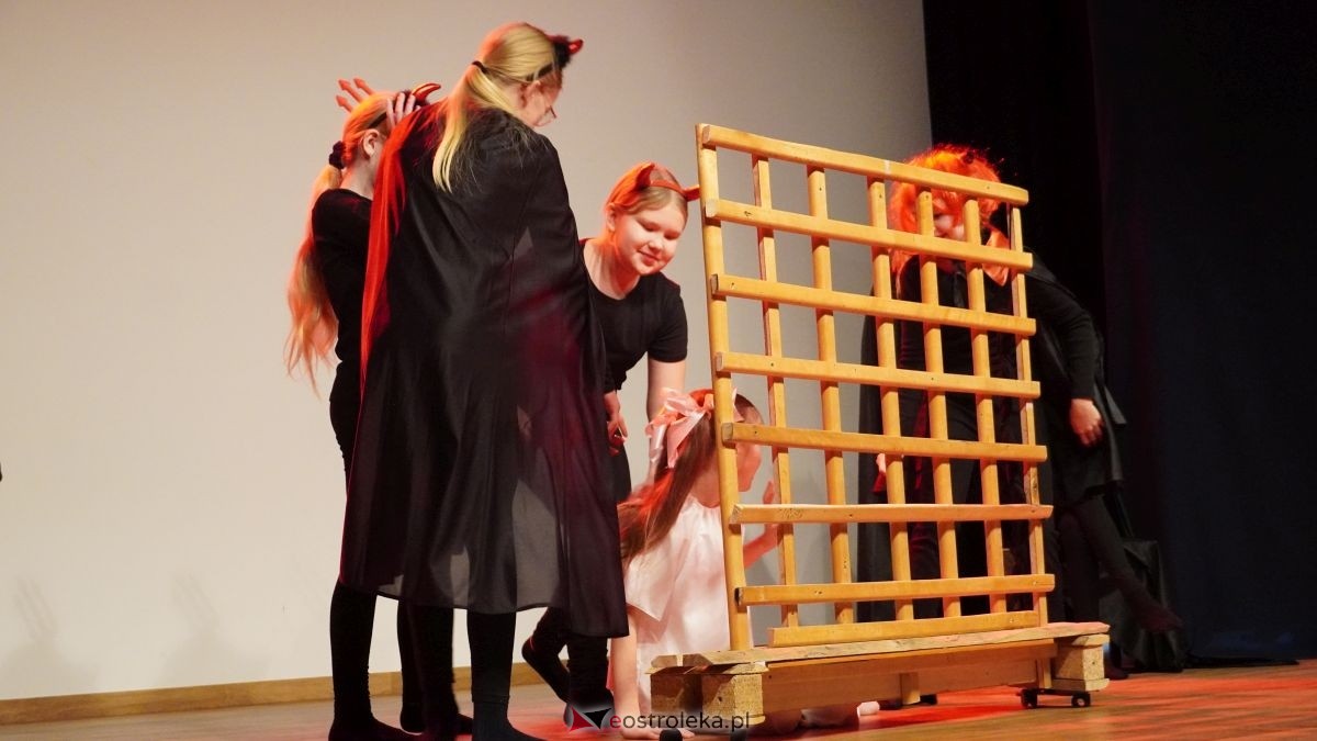 Uczniowie z Obierwi zagrali dla Filipa z Olszewki. Spektakl „Aniołek w klatce” [13.01.2025] - zdjęcie #29 - eOstroleka.pl