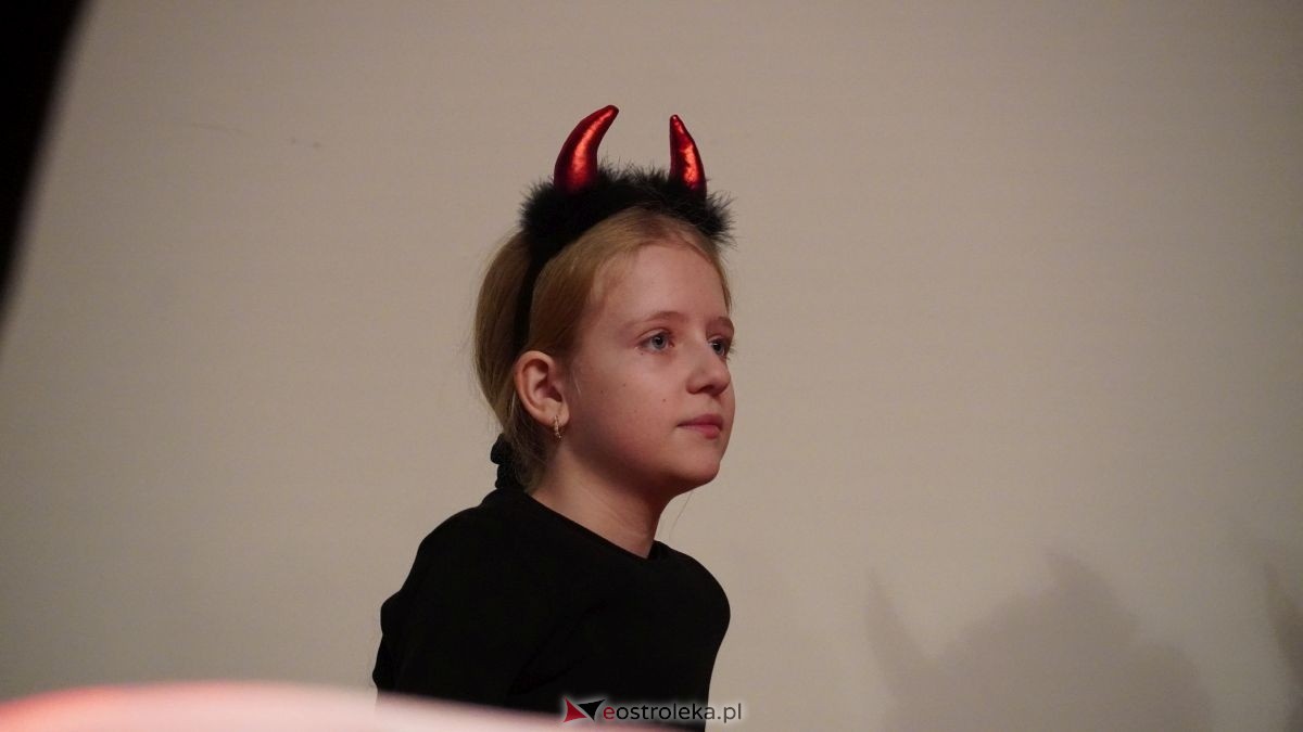 Uczniowie z Obierwi zagrali dla Filipa z Olszewki. Spektakl „Aniołek w klatce” [13.01.2025] - zdjęcie #26 - eOstroleka.pl