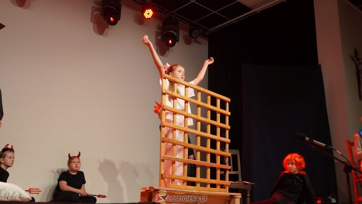 Uczniowie z Obierwi zagrali dla Filipa z Olszewki. Spektakl „Aniołek w klatce” [13.01.2025] - zdjęcie #25 - eOstroleka.pl