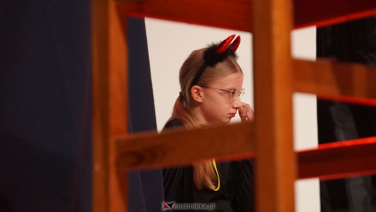 Uczniowie z Obierwi zagrali dla Filipa z Olszewki. Spektakl „Aniołek w klatce” [13.01.2025] - zdjęcie #24 - eOstroleka.pl