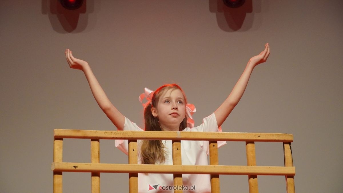 Uczniowie z Obierwi zagrali dla Filipa z Olszewki. Spektakl „Aniołek w klatce” [13.01.2025] - zdjęcie #23 - eOstroleka.pl