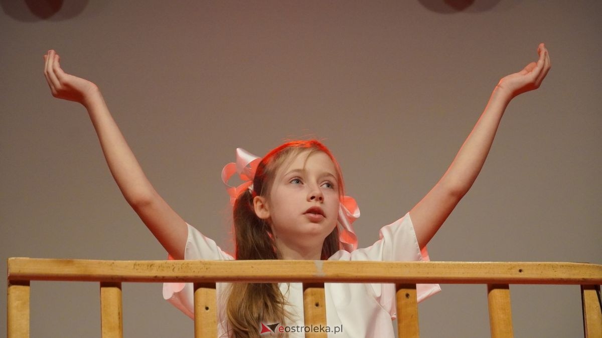 Uczniowie z Obierwi zagrali dla Filipa z Olszewki. Spektakl „Aniołek w klatce” [13.01.2025] - zdjęcie #22 - eOstroleka.pl