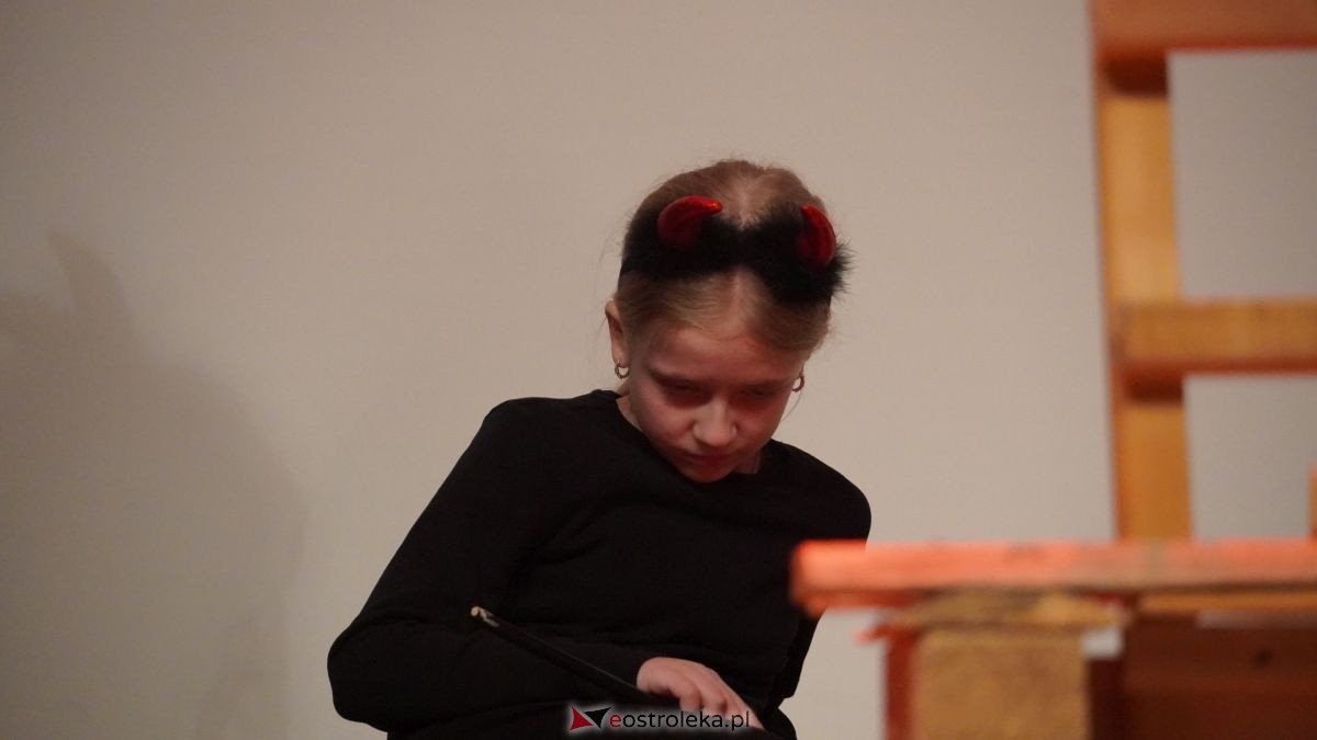 Uczniowie z Obierwi zagrali dla Filipa z Olszewki. Spektakl „Aniołek w klatce” [13.01.2025] - zdjęcie #21 - eOstroleka.pl