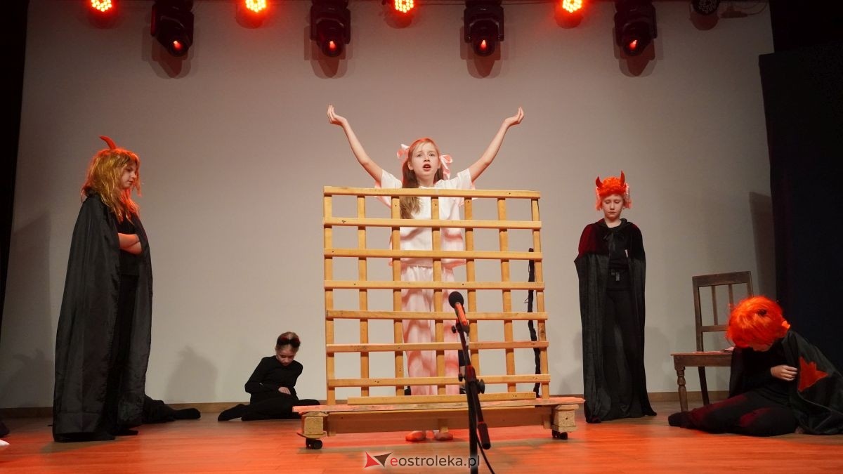 Uczniowie z Obierwi zagrali dla Filipa z Olszewki. Spektakl „Aniołek w klatce” [13.01.2025] - zdjęcie #20 - eOstroleka.pl