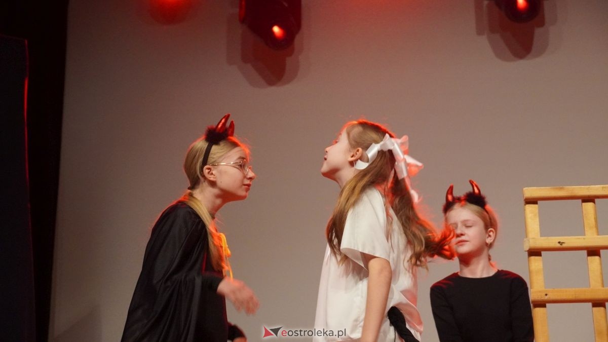 Uczniowie z Obierwi zagrali dla Filipa z Olszewki. Spektakl „Aniołek w klatce” [13.01.2025] - zdjęcie #18 - eOstroleka.pl