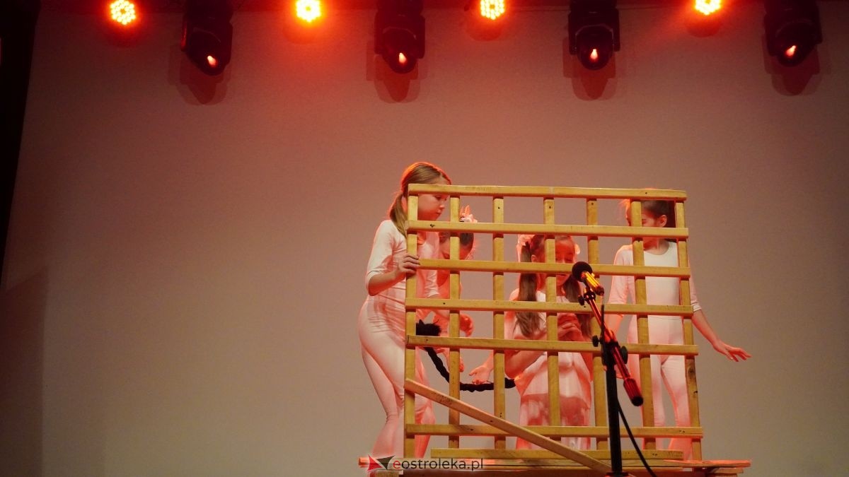 Uczniowie z Obierwi zagrali dla Filipa z Olszewki. Spektakl „Aniołek w klatce” [13.01.2025] - zdjęcie #16 - eOstroleka.pl