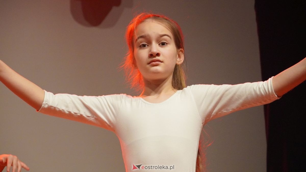 Uczniowie z Obierwi zagrali dla Filipa z Olszewki. Spektakl „Aniołek w klatce” [13.01.2025] - zdjęcie #13 - eOstroleka.pl