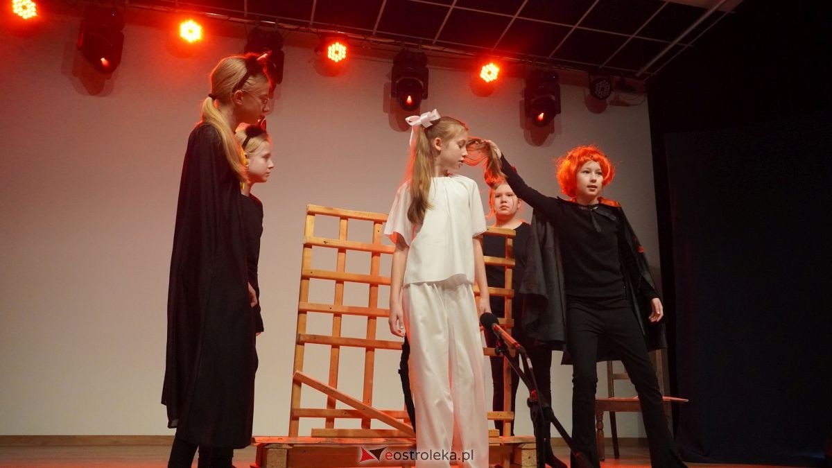 Uczniowie z Obierwi zagrali dla Filipa z Olszewki. Spektakl „Aniołek w klatce” [13.01.2025] - zdjęcie #12 - eOstroleka.pl