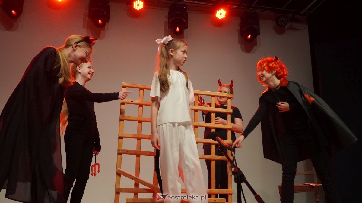 Uczniowie z Obierwi zagrali dla Filipa z Olszewki. Spektakl „Aniołek w klatce” [13.01.2025] - zdjęcie #11 - eOstroleka.pl