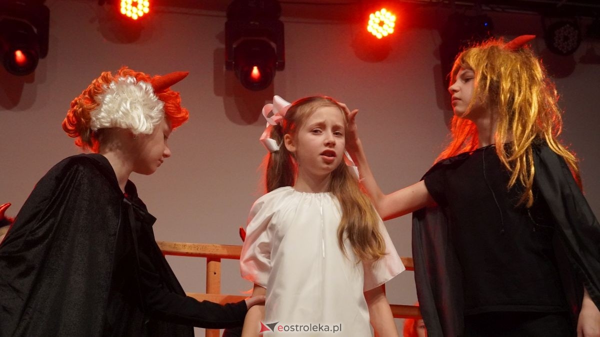 Uczniowie z Obierwi zagrali dla Filipa z Olszewki. Spektakl „Aniołek w klatce” [13.01.2025] - zdjęcie #10 - eOstroleka.pl