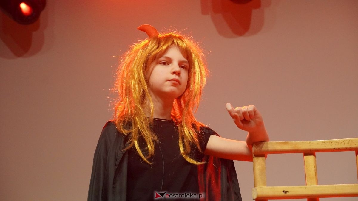 Uczniowie z Obierwi zagrali dla Filipa z Olszewki. Spektakl „Aniołek w klatce” [13.01.2025] - zdjęcie #9 - eOstroleka.pl
