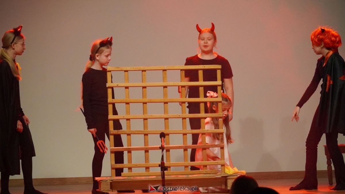 Uczniowie z Obierwi zagrali dla Filipa z Olszewki. Spektakl „Aniołek w klatce” [13.01.2025] - zdjęcie #7 - eOstroleka.pl