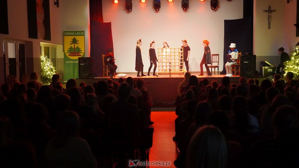 Uczniowie z Obierwi zagrali dla Filipa z Olszewki. Spektakl „Aniołek w klatce” [13.01.2025] - zdjęcie #6 - eOstroleka.pl