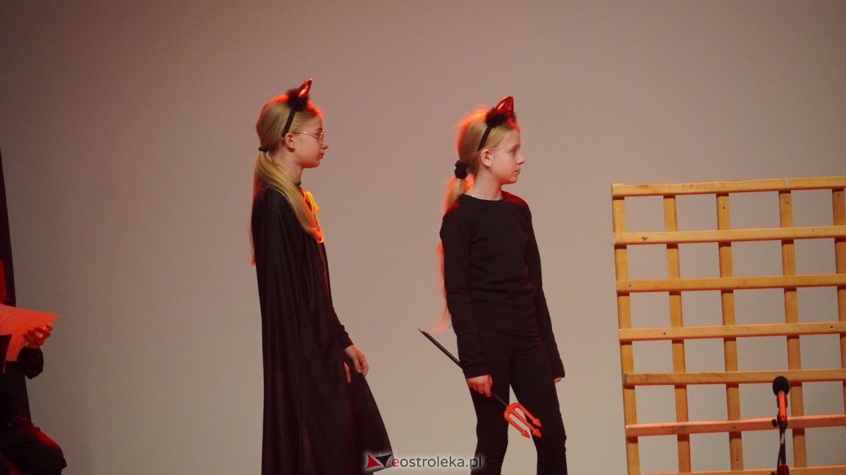 Uczniowie z Obierwi zagrali dla Filipa z Olszewki. Spektakl „Aniołek w klatce” [13.01.2025] - zdjęcie #5 - eOstroleka.pl