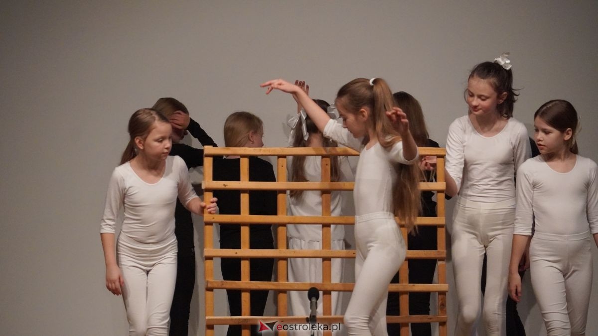 Uczniowie z Obierwi zagrali dla Filipa z Olszewki. Spektakl „Aniołek w klatce” [13.01.2025] - zdjęcie #2 - eOstroleka.pl