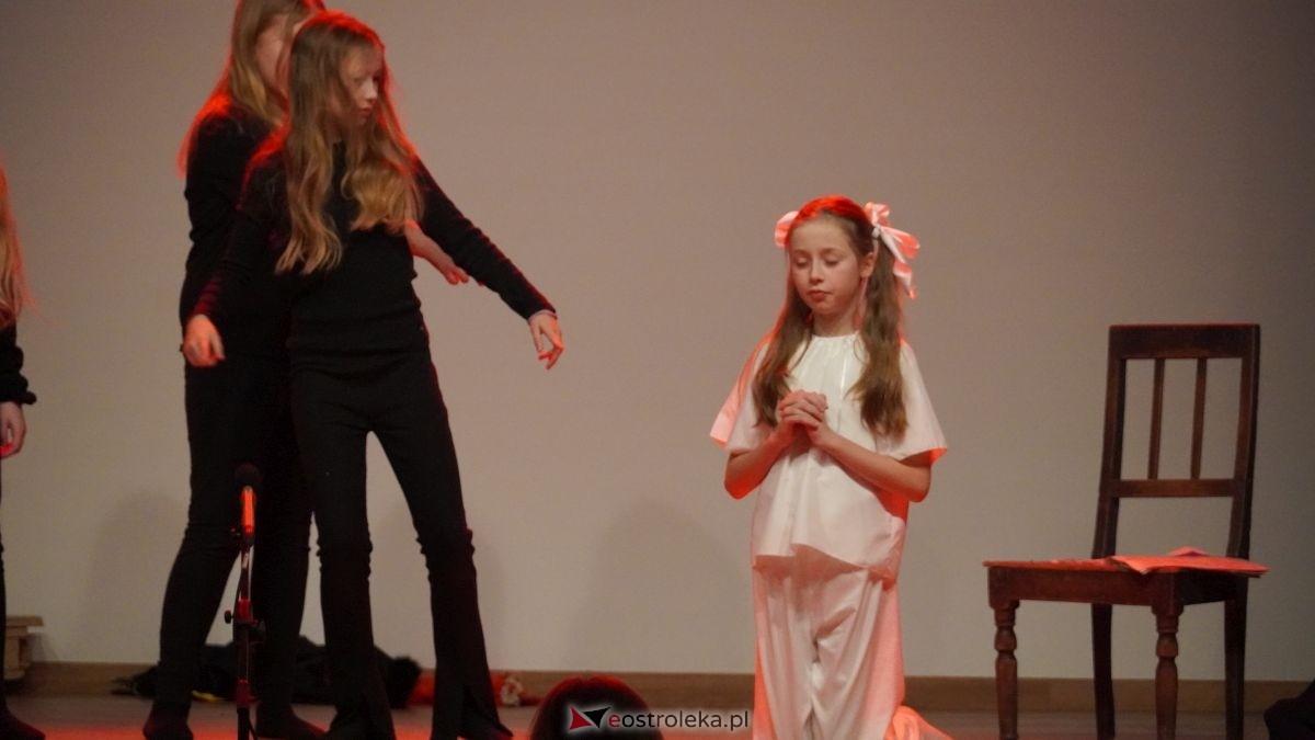 Uczniowie z Obierwi zagrali dla Filipa z Olszewki. Spektakl „Aniołek w klatce” [13.01.2025] - zdjęcie #1 - eOstroleka.pl
