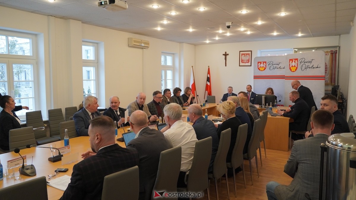 Trwa XXIV sesja Rady Powiatu w Ostrołęce [15.01.2026] - zdjęcie #52 - eOstroleka.pl
